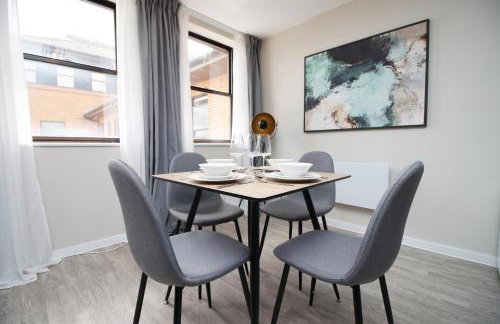 Elegant 2BR w/ Pool Table in Prime Location - Foto 13