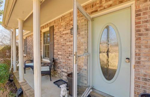 Family Home with Furnished Deck in Fairview! - Foto 26