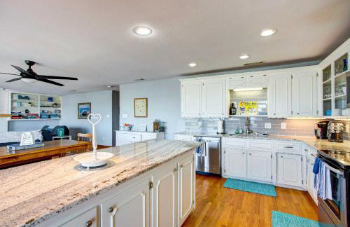 Cedar Creek Lakefront Vacation Rental with Pool - Foto 9