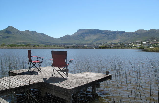 Stunning Cape Peninsula Holiday Villa With Pool - Photo 11