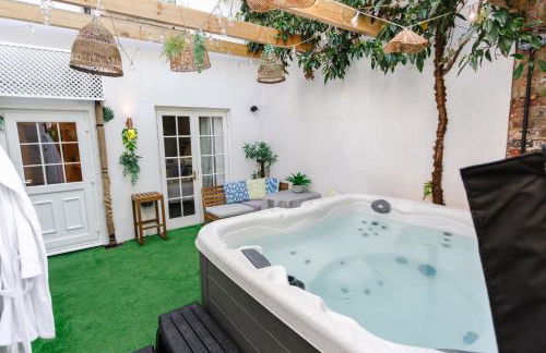 Town Centre Oasis with Two Hot Tubs - Photo 3