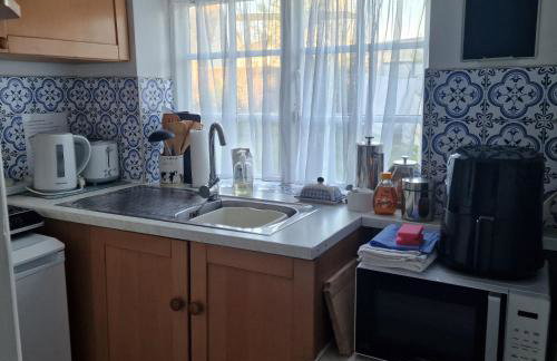 The Old Dairy, comfy 1 bedroom apartment with lounge,bathroom and kitchenette near town, pubs and walks - Photo 3