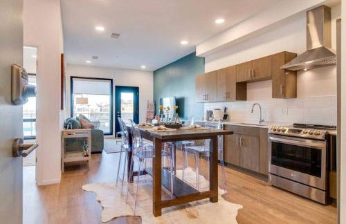 Stylish downtown condo w/ pool & parking - Foto 23