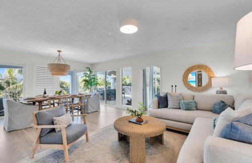 NEW LISTING! Reel Joy Waterfront Luxe with Pool and Private Dock home - Foto 32