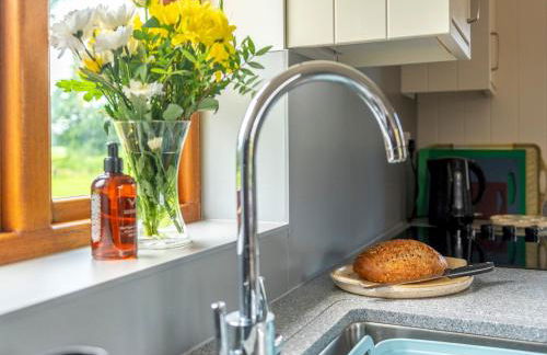 The Owl House - Hot Tub Adventures in Moreton - Pass the Keys - Foto 21