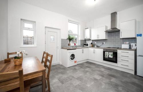 Modern Spacious 2 Bedroom House in Leigh, Free Parking - Foto 12