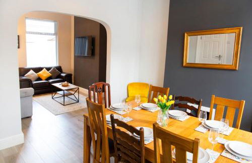 4 Bedrooms Spacious House With 2 Bathrooms Free Parking - sleeps up to 10 guests - Foto 57