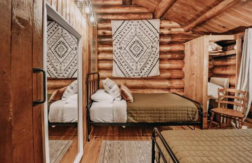 76GS - Genuine Log Cabin - WiFi - Pets Ok - Sleeps 4 home - Foto 52