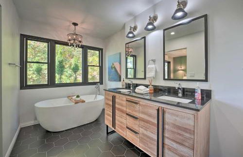 Spacious Delton Home with Fire Pit and Lake Views - Foto 16