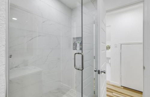 Arlington Entertainment District Home Green & White Door - Foto 22