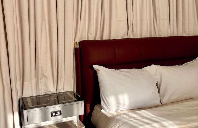 Lighthouse Signature Suites - Photo 23