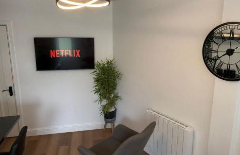 Newly Renovated Guesthouse with Free Parking - Photo 11