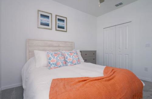 Modern Oasis! 3BR Townhouse in a Lagoon Community - Photo 12