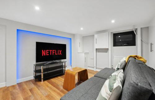 2-Bedroom Stylish & Gorgeous, Cosy Westgate Cottage Retreat, Central Winchester, Free On-Street Parking Permit, with Garden, Close to Cathedral - Sleeps 6, Pets are Welcome - by Blue Puffin Stays - Foto 11