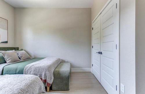 Chic & Spacious 4 Bedroom 3 Full Bathrooms Retreat in West Tampa and Pvt Backyard - Foto 45