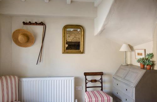 Gleneda Cottage - a renovated, traditional Cotswold cottage full of charm with fireplace and garden - Photo 24