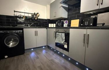 Luxury Modern Apartment, Sleeps 4 and Games Room - Photo 11