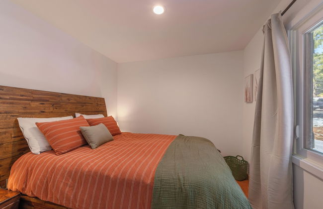 Cozy Cabin Private Hot-Tub Walk to Lake by Sierra Getaways - Foto 4