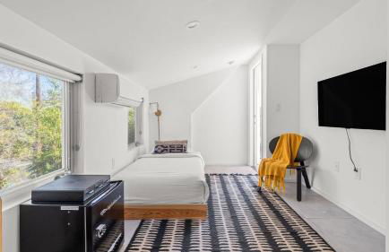 Sleeps 32 Private Compound w Putting Green Bouldin Collective by AvantStay - Foto 79