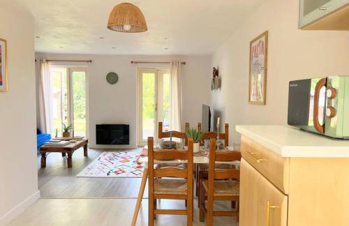 Artistic, Bright & Spacious 3 Bedroom Home - Foto 28