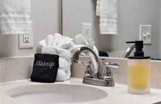 *NEW* Charm on Church ~ Cozy, Modern, Downtown Apt - Foto 34