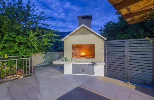 Villa Ume - heated pool, sauna, volleyball court - Photo 8