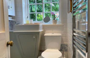 Historic Cottage in Heart of Farnham nr the Castle - Photo 17