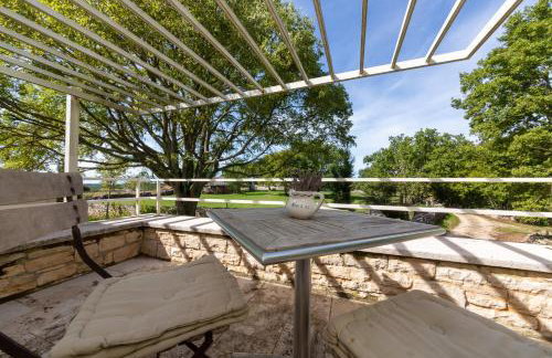 Beautiful restored farmhouse with private pool and gardens - Foto 41