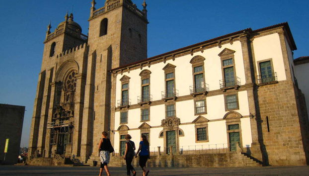 Fachada da catedral do Porto