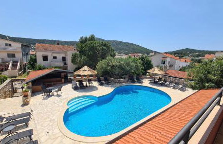 Red House Apartment With Swimming Pool - Photo 3