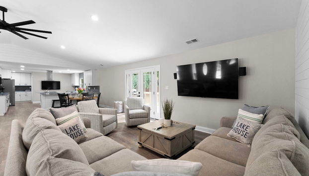 Lakefront Retreat With Private Dock, Pool, Game Room Sleeps 18 - Foto 3