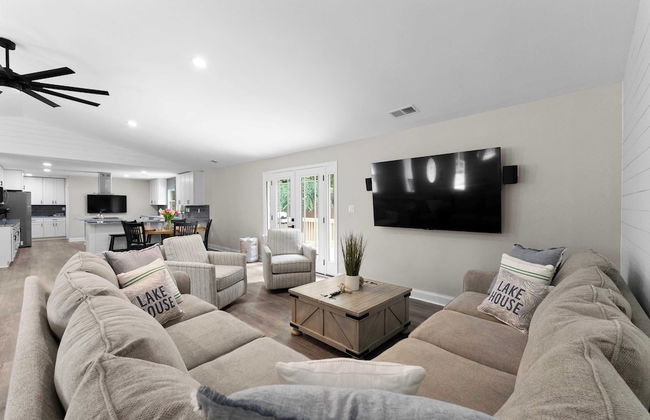 Fireside Fun by Avantstay Sleeps 18 Waterfront + Pool - Foto 6