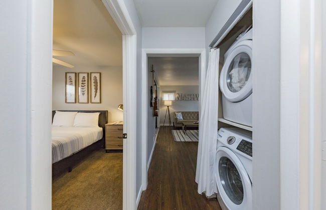 Savor the Homey Vibe at a Chilled Nest Five Min Downtown - Foto 22