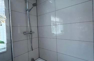 3BR, Sleeps 5, Free Parking, Fast WiFi, Near M62 & Leeds - Foto 19