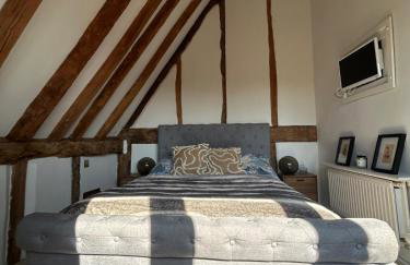 Heritage Cottage with a Pool - Photo 33