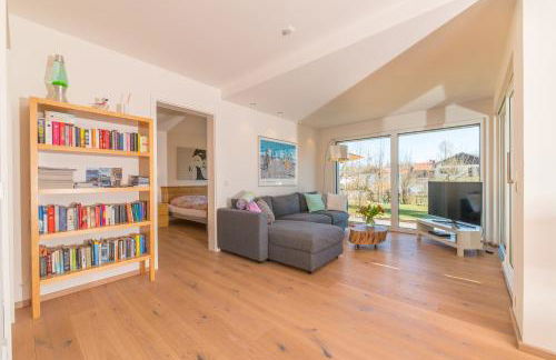 Helle Wohnung mit Bergblick & eigener Terrasse - Foto 1