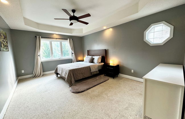 Spacious 4-Bedroom Retreat - Photo 2