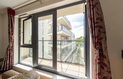 Spacious Apartment in Woking Town Centre - Photo 6