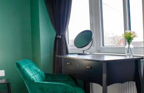 6 BR 3 Bath Spacious Tudor House & Free Parking - Foto 17