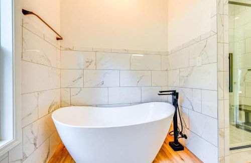 Waterfront Lake Hickory Retreat with Private Dock! - Foto 17