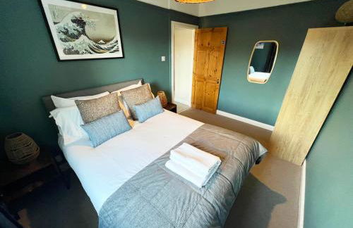 Recently Refurbished 3 Bedroom Home with Parking - Perfect for Longstays - Sleeps 8 - Photo 3