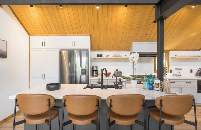 Lake View, Firepit, Game Room Remodeled Lake Tahoe Luxury Cabin by Avantstay - Foto 7