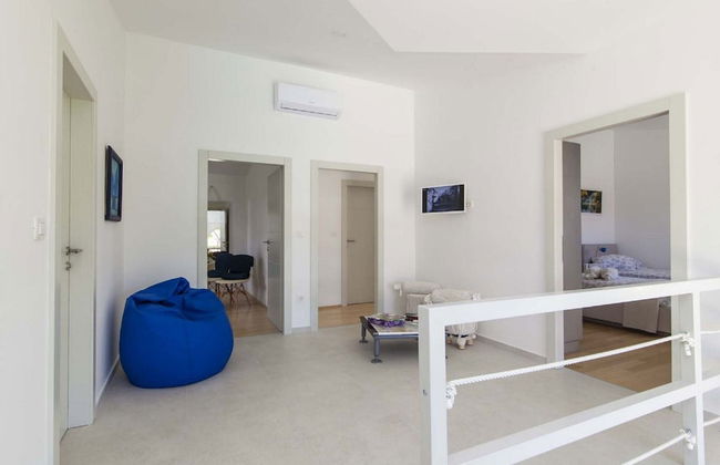 Deluxe Villa in Šibenik near Lake - Photo 12