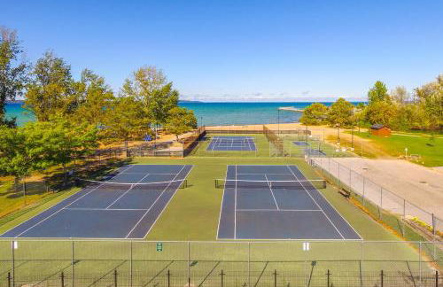 Elk Rapids Condo with Balcony Overlooking Elk Lake! - Foto 24