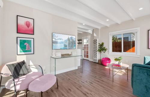 Classic Beach Bungalow - Parking, Private Patio & Pet Friendly! - Foto 13