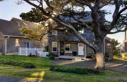 Beachside Retreat w Hot Tub Balcony Dining Blue-Ceiling Charm Sea Cured by AvantStay - Photo 29