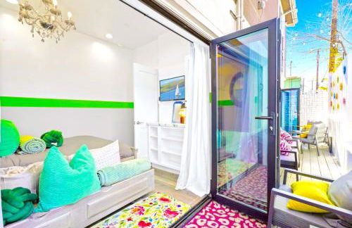 D- Hip & Stylish NoHo Family-Friendly Home near Universal & Hollywood with Patio - Hot Tub - Games - & Parking - Foto 20