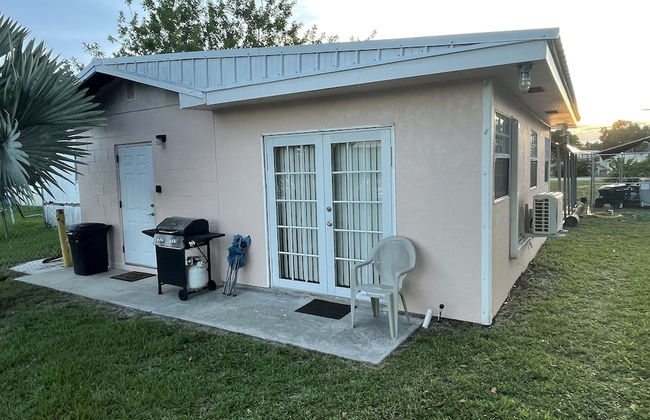 Rim Canal 'yellow House' With Canal Views & Boat Dock 1 Bedroom Cottage by RedAwning - Foto 1