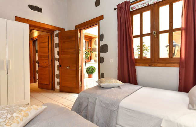 Authentic Holiday Home, Ground Floor Level, With Private Pool and Large Terrace - Foto 16
