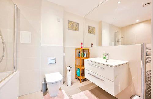 Stylish 2 bed 2 bath apt in Wembley - Foto 10